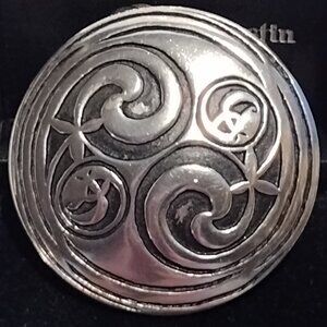 🎬 Vintage Round Pewter Brooch